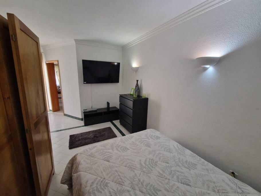 Charming Beachside Apartment- The Perfect Getaway! Albufeira Exterior photo